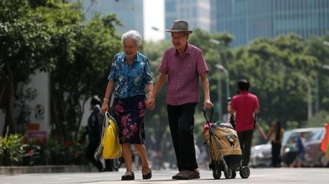 近日，一辆高铁列车到达广州南站时，一名手提着两大袋行李的女子从车上走了下来