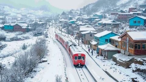 秦岭火车站变故：列车员遇高站台，见证时光变迁与风景如画