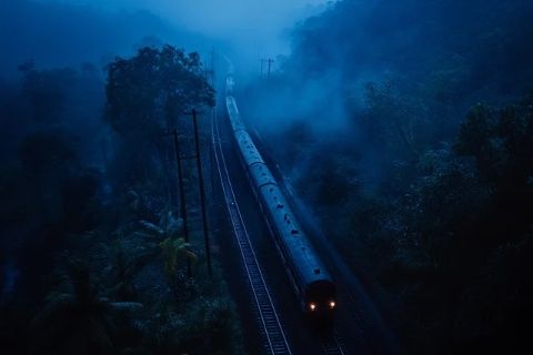 秦岭火车站变故：列车员遇高站台，见证时光变迁与风景如画